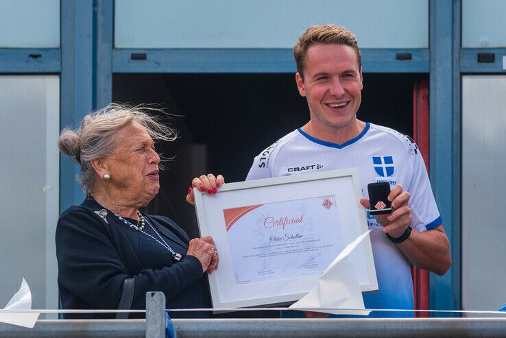 100 jaar jeugdvoetbal: PEC Zwolle trainer Art Langeler krijgt onderscheiding uitgereikt bij Z.A.C. - Foto: Peter Denekamp