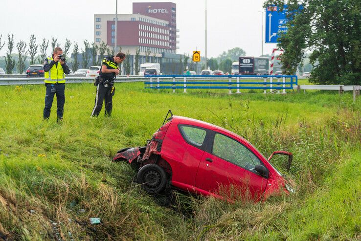Automobilist ernstig gewond na ongeval op A28 bij Zwolle - Foto: Peter Denekamp