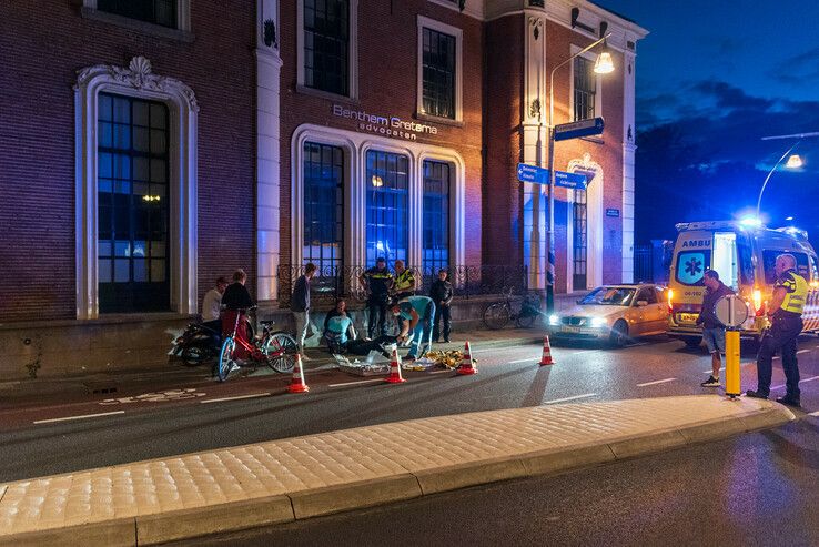Scooterrijder gewond na ongeluk op Burgemeester van Roijensingel - Foto: Peter Denekamp