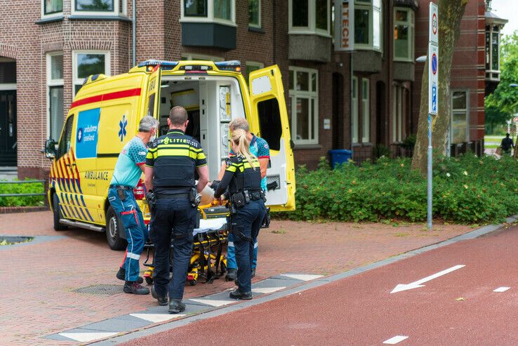 Scooterrijdster gewond bij ongeval op Willemskade, automobilist rijdt door - Foto: Peter Denekamp