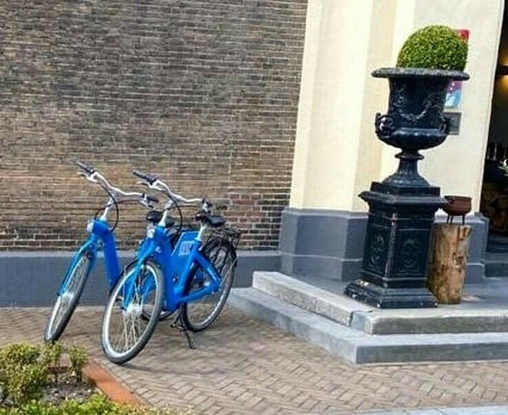 Oproep politie Zwolle aan jongens die twee blauwe fietsen meenamen bij De Librije - Foto: Politie Zwolle