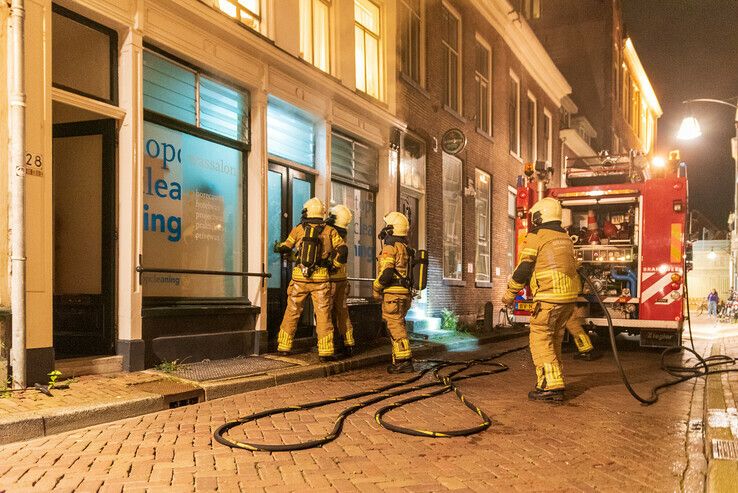 Brandweer voorkomt uitslaande brand in Zwolse binnenstad - Foto: Peter Denekamp