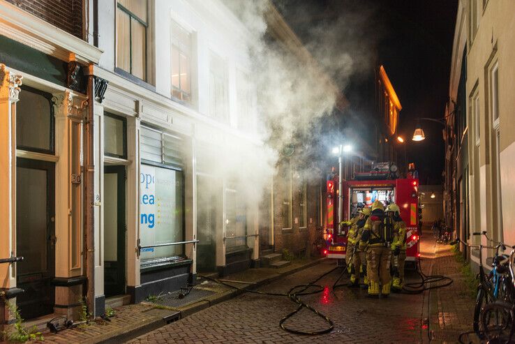 Brandweer voorkomt uitslaande brand in Zwolse binnenstad - Foto: Peter Denekamp