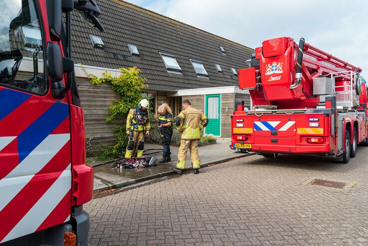Oude batterij veroorzaakt beginnende woningbrand in Zwolle-Zuid - Foto: Peter Denekamp