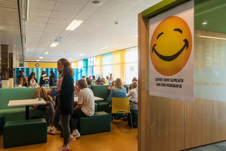Liever een glimlach dan een mondkapje op de Van der Capellen Scholengemeenschap - Foto: Peter Denekamp