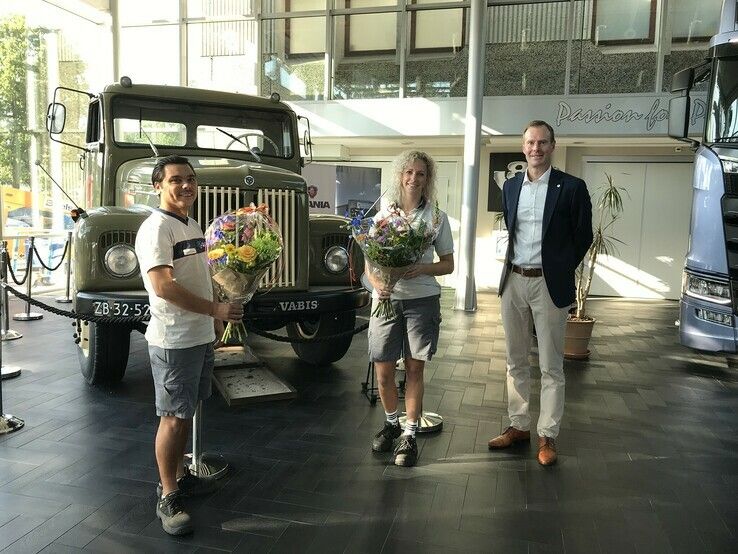 Algemeen Directeur Johan Uhlin feliciteert twee medewerkers met hun vaste contract - Foto: Scania Zwolle