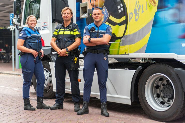 Afschaffing anderhalve meter samenleving brengt politie weer dichter bij burgers in Holtenbroek - Foto: Peter Denekamp