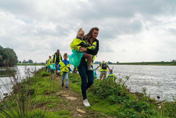 Jonge voetballertjes van ZAC ruimen rotzooi op bij de IJssel - Foto: Peter Denekamp