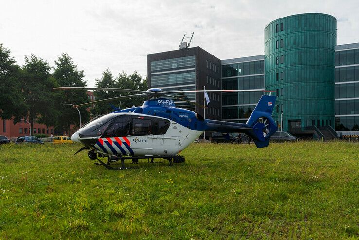Politieheli brengt bezoek aan politiebureau in Zwolle - Foto: Peter Denekamp