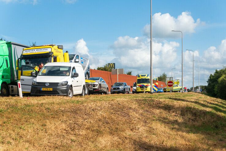 Gewonde bij kettingbotsing op afrit A28 bij Zwolle - Foto: Peter Denekamp