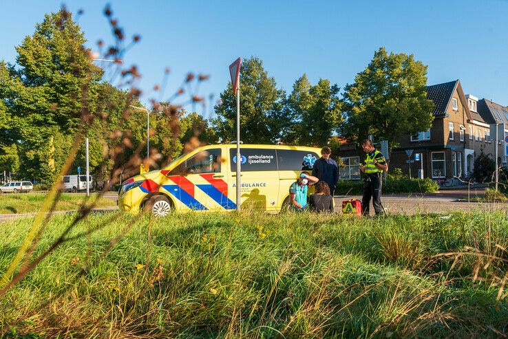 Fietsster geschept door auto in Assendorp - Foto: Peter Denekamp