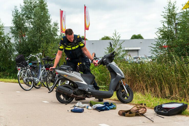 Scooterrijder gewond naar ziekenhuis na valpartij in Marslanden - Foto: Peter Denekamp