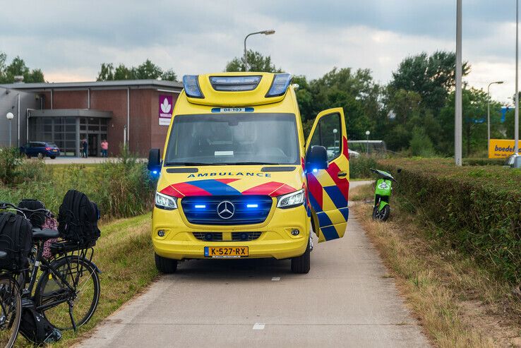 Scooterrijder gewond naar ziekenhuis na valpartij in Marslanden - Foto: Peter Denekamp