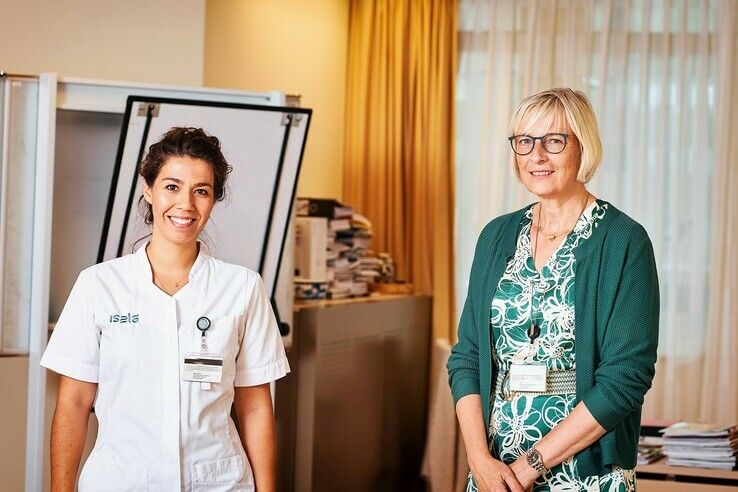 Centraal verpleegkundig onderzoeker Yvonne Jordens en Ina Kuper, lid Raad van Bestuur Isala - Foto: Isala