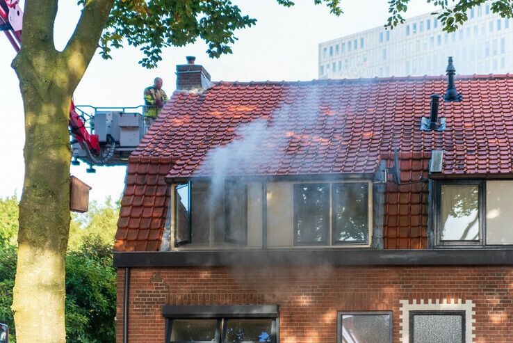 Schoorsteenbrand in Spoolde loopt flink uit de hand - Foto: Peter Denekamp