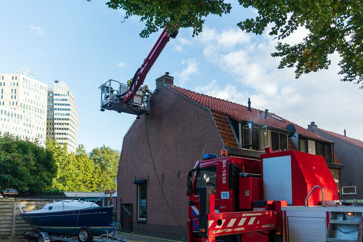 Schoorsteenbrand in Spoolde loopt flink uit de hand - Foto: Peter Denekamp