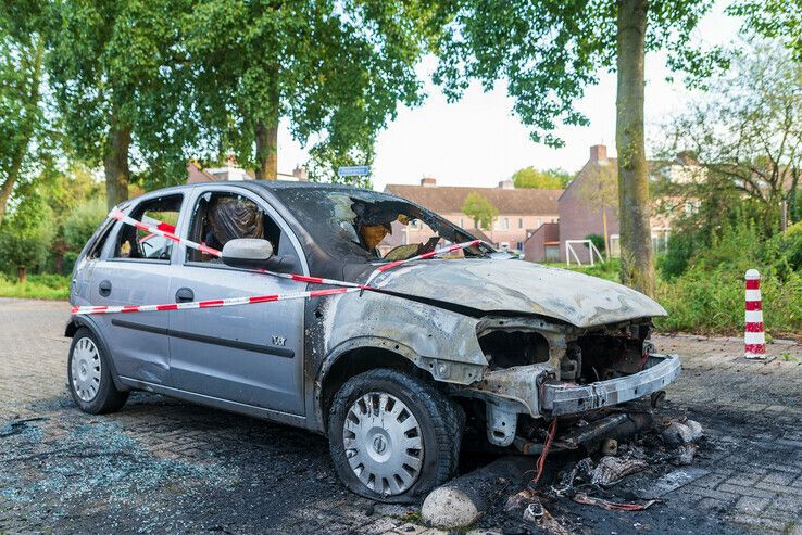 Auto brandt compleet uit in Zwolle-Zuid - Foto: Peter Denekamp