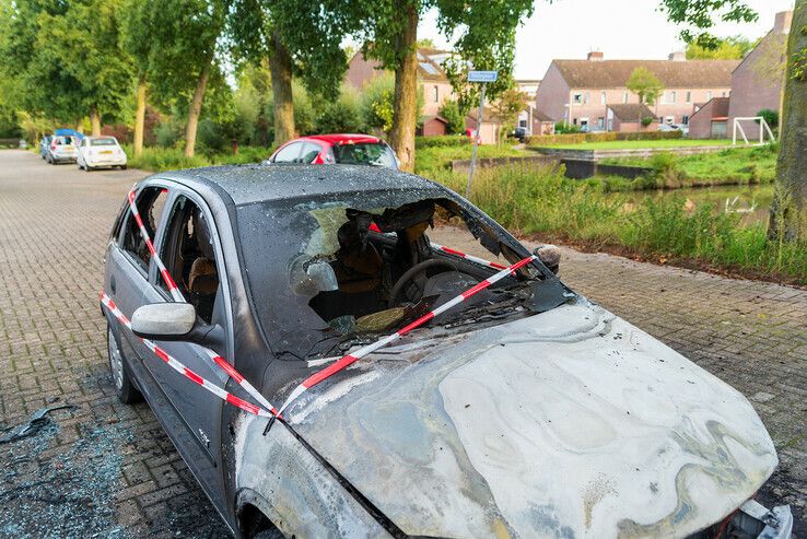 Auto brandt compleet uit in Zwolle-Zuid - Foto: Peter Denekamp