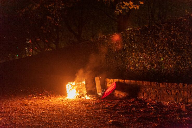 Afvalcontainer in Park de Wezenlanden gaat in vlammen op - Foto: Peter Denekamp