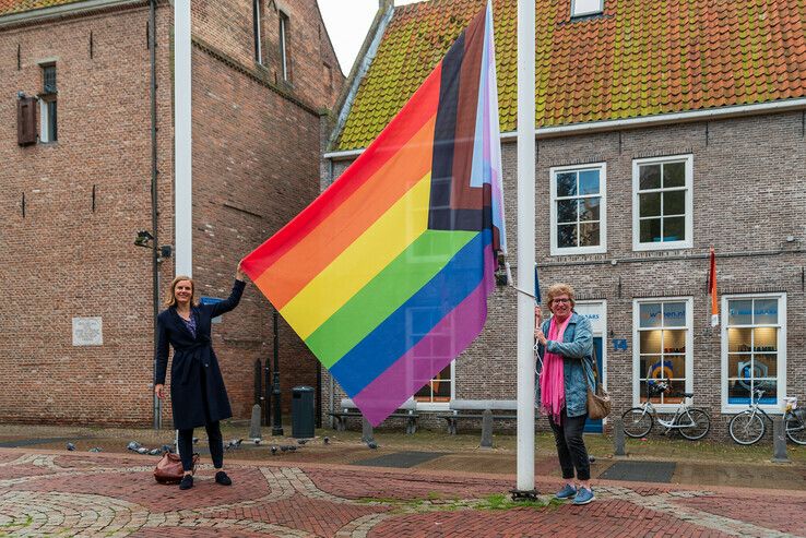 Regenboogvlaggen wapperen op Coming Out Day in Zwolle - Foto: Peter Denekamp