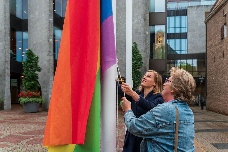 Regenboogvlaggen wapperen op Coming Out Day in Zwolle - Foto: Peter Denekamp