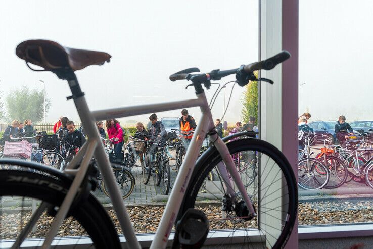Leerlingen uit Stadshagen denken mee over fietsen in de toekomst bij Zwolse fietsfabrikant - Foto: Peter Denekamp