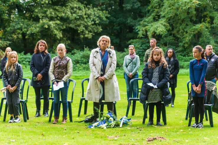 Kinderen herdenken oorlogsslachtoffers in park Het Engelse Werk - Foto: Peter Denekamp