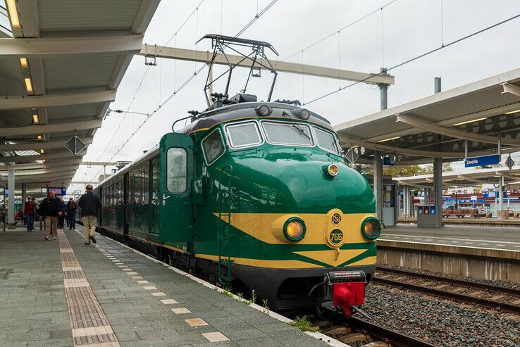 Spoorwegliefhebbers halen hun hart op in station Zwolle - Foto: Peter Denekamp