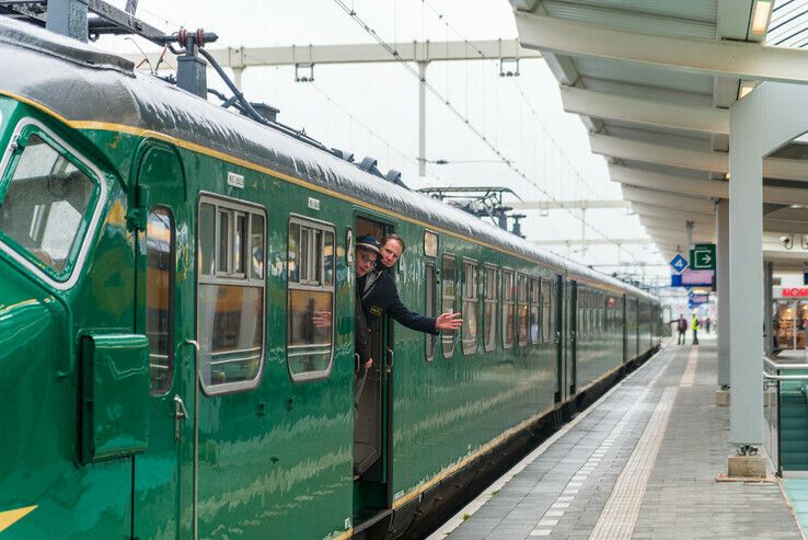 Spoorwegliefhebbers halen hun hart op in station Zwolle - Foto: Peter Denekamp