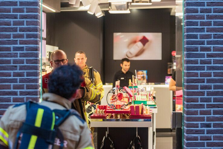 Déjà vu voor Zwolse brandweer bij cosmeticawinkel met een luchtje - Foto: Peter Denekamp