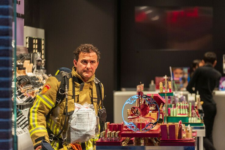 Déjà vu voor Zwolse brandweer bij cosmeticawinkel met een luchtje - Foto: Peter Denekamp