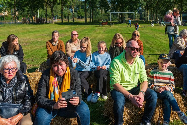 Artiesten gaan op de trekker met hooibalen door Zwolle - Foto: Peter Denekamp