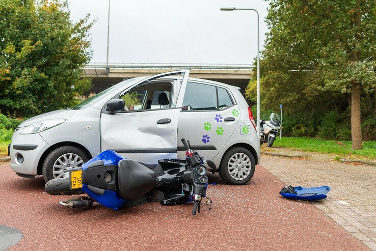 Scooterrijder gewond na ongeval op Grote Voort - Foto: Peter Denekamp