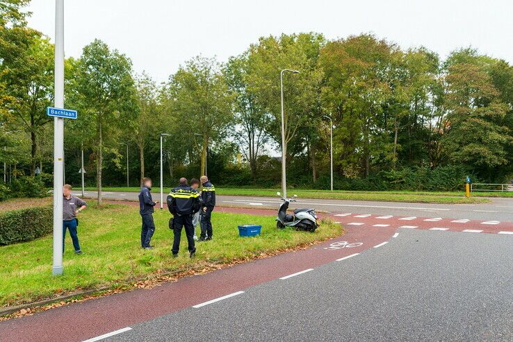 Scooterrijder gewond na ongeval op Middelweg - Foto: Peter Denekamp