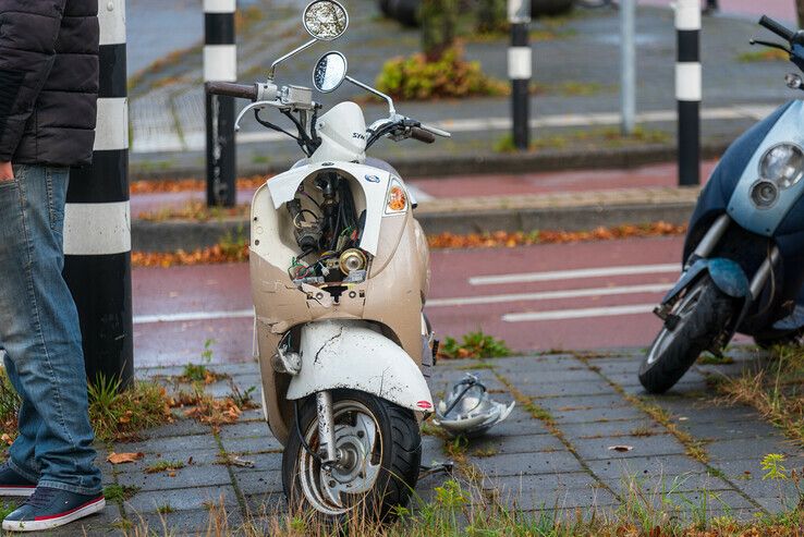 Verkeerschaos door ongeval op Nieuwe Veerallee - Foto: Peter Denekamp