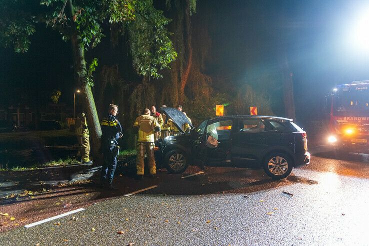 Auto crasht tegen boom, bestuurder slaat op de vlucht - Foto: Peter Denekamp