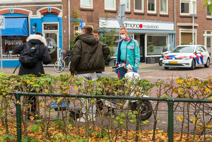 Scooter en auto komen in botsing op Van Karnebeekstraat - Foto: Peter Denekamp