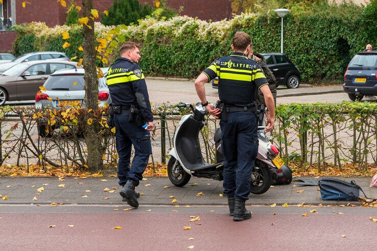 Scooter en auto komen in botsing op Van Karnebeekstraat - Foto: Peter Denekamp