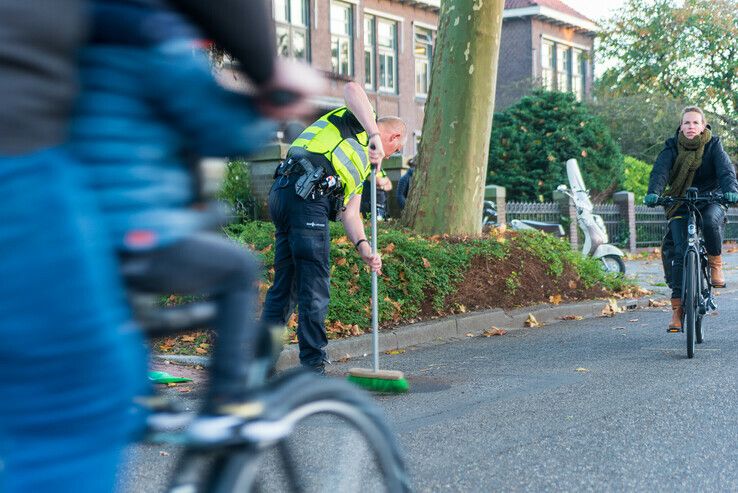 Scooterrijdster naar ziekenhuis na ongeval op Veerallee - Foto: Peter Denekamp