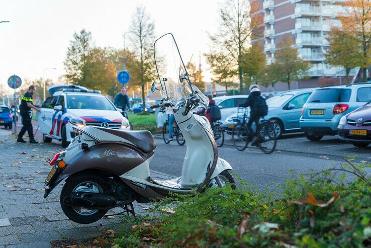 Scooterrijdster naar ziekenhuis na ongeval op Veerallee - Foto: Peter Denekamp