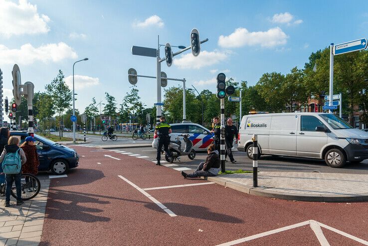 Scooterrijdster aangereden door auto op Willemskade - Foto: Peter Denekamp