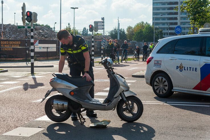 Scooterrijdster aangereden door auto op Willemskade - Foto: Peter Denekamp