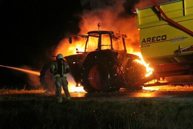 Tractor brandt uit aan Haersterbroekweg - Foto: Ingezonden foto
