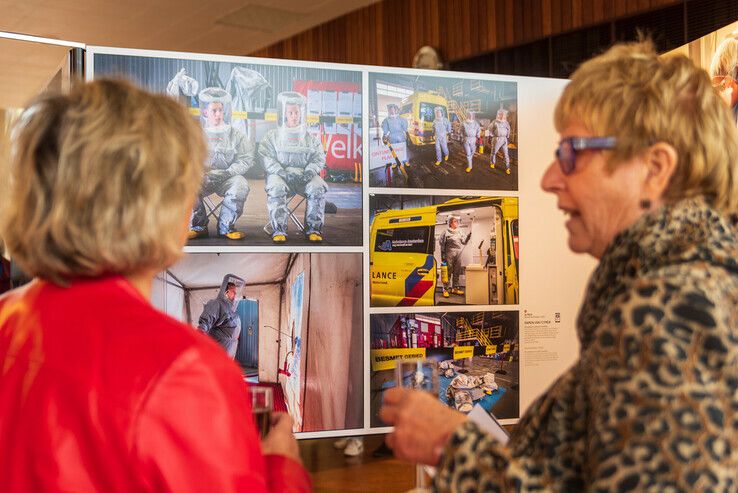 Aangrijpende expositie met persfoto’s van coronajaar 2020 geopend in Zwolle-Zuid - Foto: Peter Denekamp