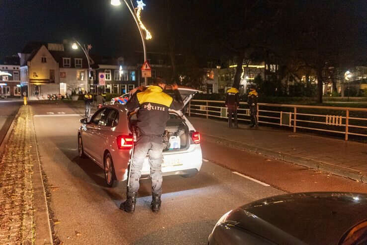 Zwolse binnenstad hermetisch afgesloten, zeker twee mensen aangehouden - Foto: Peter Denekamp