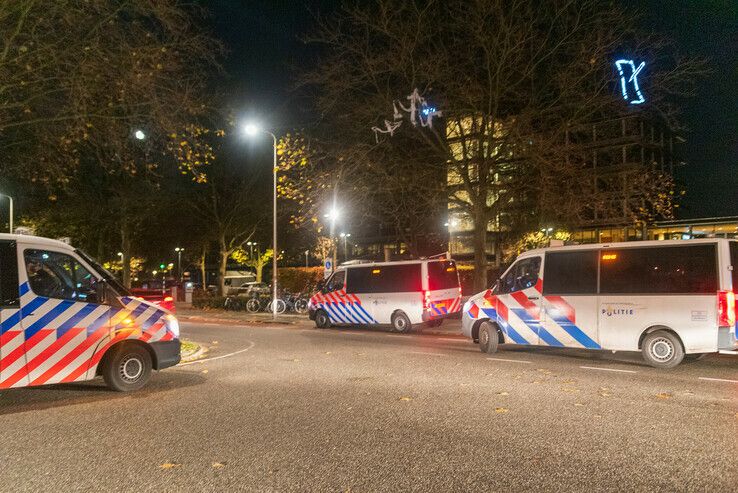 Zwolse binnenstad hermetisch afgesloten, zeker twee mensen aangehouden - Foto: Peter Denekamp