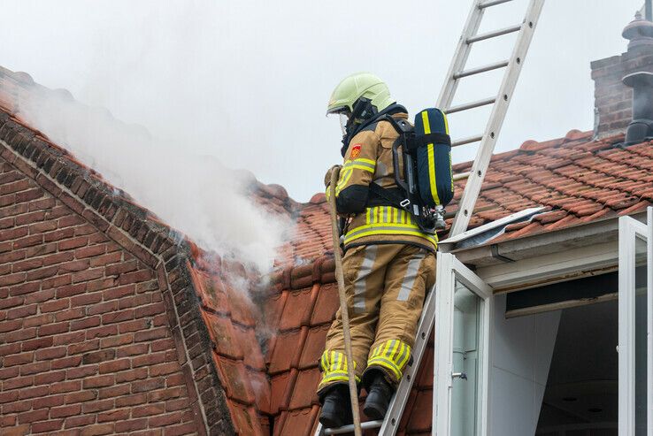 Opnieuw brand in woning in De Ruyterstraat - Foto: Peter Denekamp