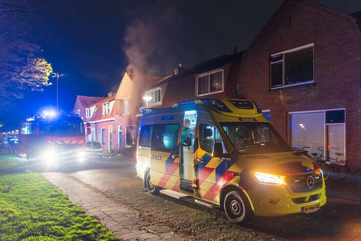 Brandweer redt man uit brandende woning in Zeeheldenbuurt - Foto: Peter Denekamp