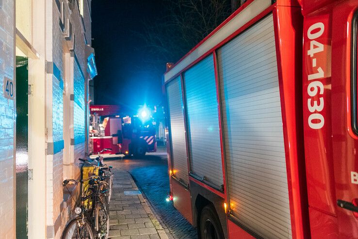 Open haard zet huis van buren vol rook in Assendorp - Foto: Peter Denekamp
