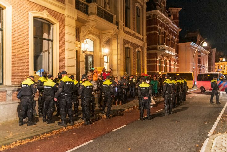 Coronaprotest buiten binnenstad beëindigd door politie - Foto: Peter Denekamp